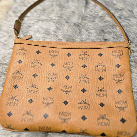 MCM Liz Large Reversible Shopper Tote With Matching Zip Pouch - Picture 10 of 11